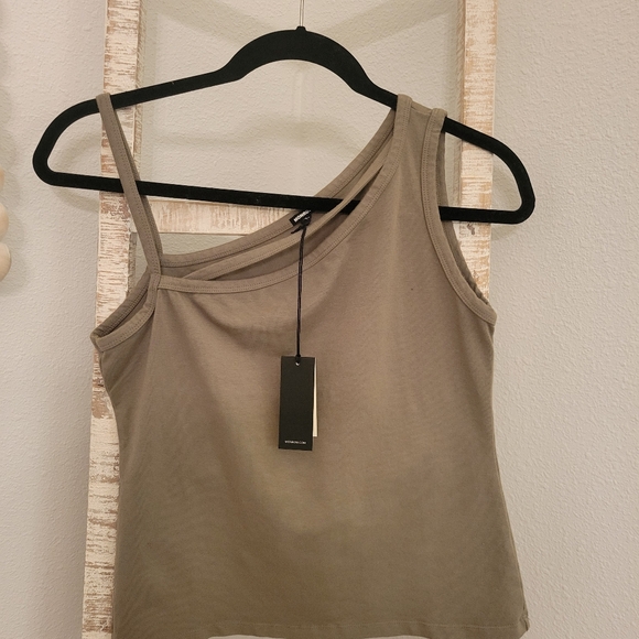 Monrow Asymmetric Strappy Tank NWT  Size Small - Picture 3 of 6